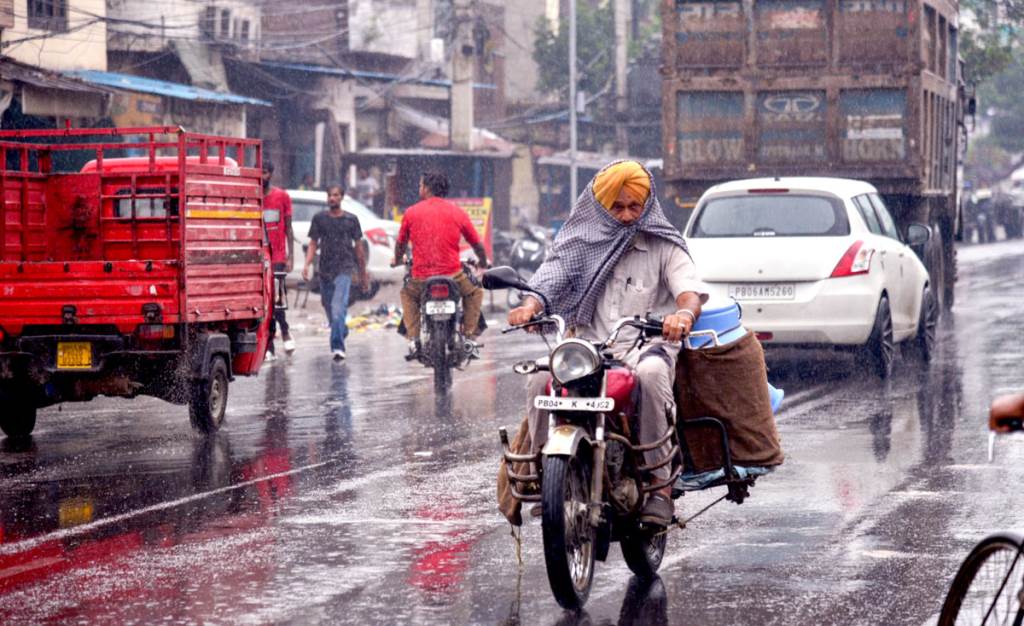 Rain in more than half a dozen districts of Punjab Yellow Alert issued for the next four days